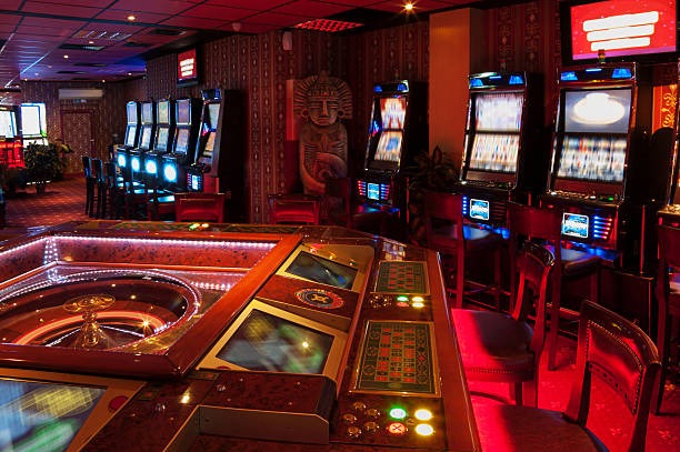 Live dealer revealing community cards in a Casino Hold'em session at koi77 login studio